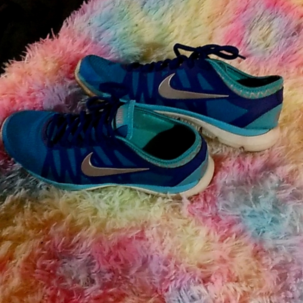 8.5 women's nike athletic shoes